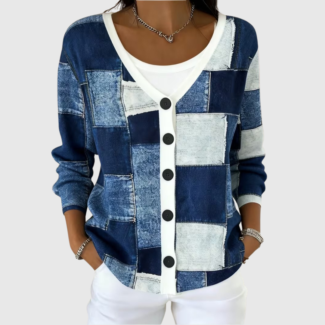 Cardigan en maille confortable Danoir Paris avec boutons, porté de face, en tissu doux et élégant.
