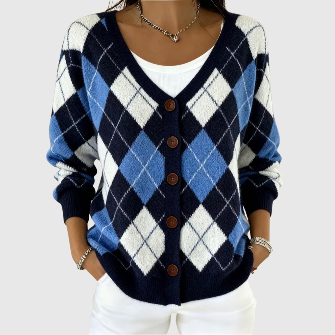 Cardigan en maille confortable avec boutons de la marque Danoir Paris, porté, en tissu doux et élégant.