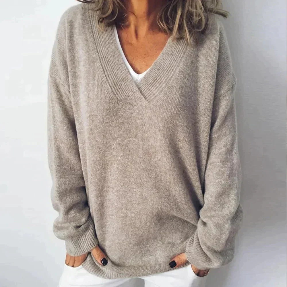 Pull douillet en cachemire Carmen de Danoir Paris, doux et chaud, porté en mode décontracté, couleur neutre.