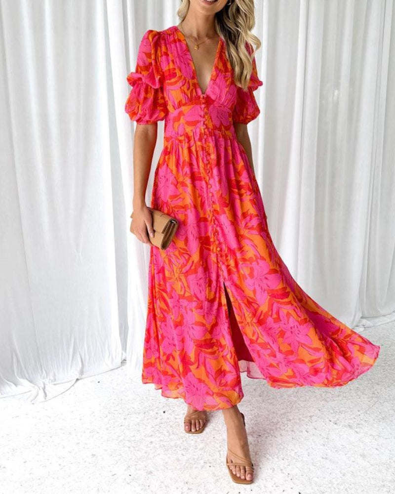 Robe maxi rouge rose Danoir Paris, élégante avec décolleté en V et tissu fluide, portée pour une occasion spéciale.