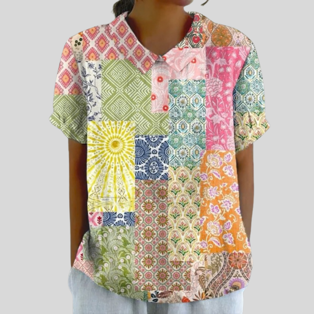 Blouse patchwork artistique Élina de Danoir Paris, en tissu coloré avec motifs créatifs, portée décontractée.