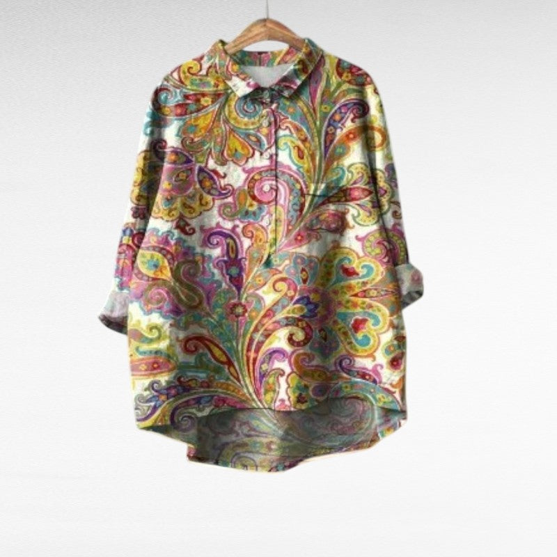 Blouse cachemire Élisa de Danoir Paris, élégante, en tissu doux et fin, portée avec manches longues et col élégant.