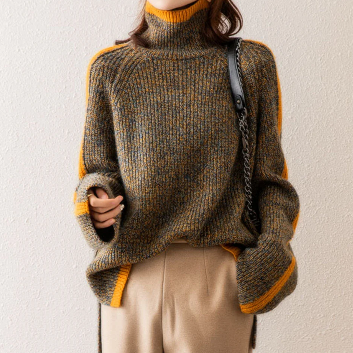Pull Emily de Danoir Paris, élégant et confortable, en maille douce, porté avec col rond et manches longues.