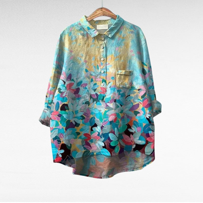 Blouse florale élégante Eulalie de Danoir Paris, tissu léger avec motifs floraux, portée décontractée et sophistiquée.