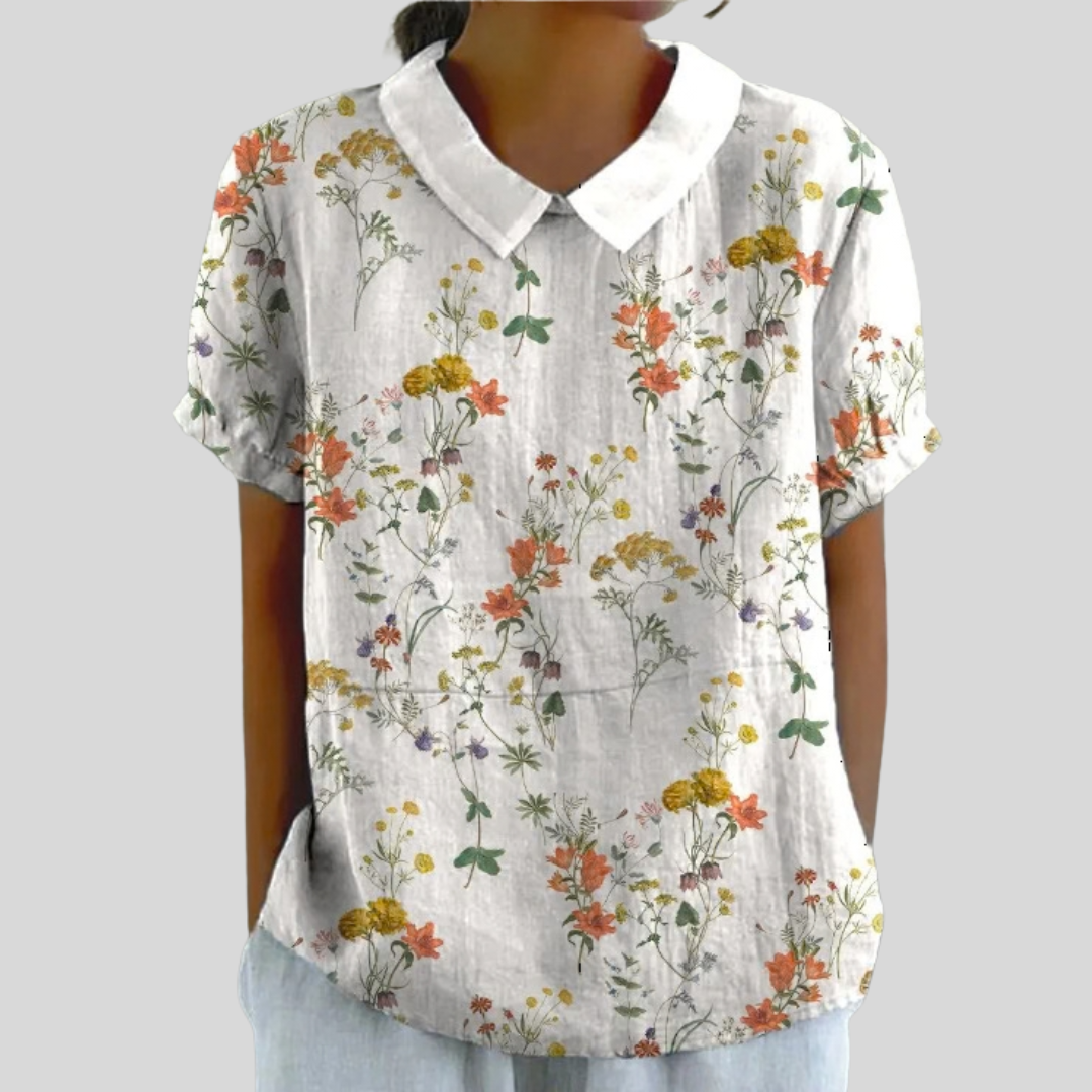 Blouse Flavie de Danoir Paris avec motifs de fleurs sauvages, tissu léger et coupe élégante, portée en style décontracté.