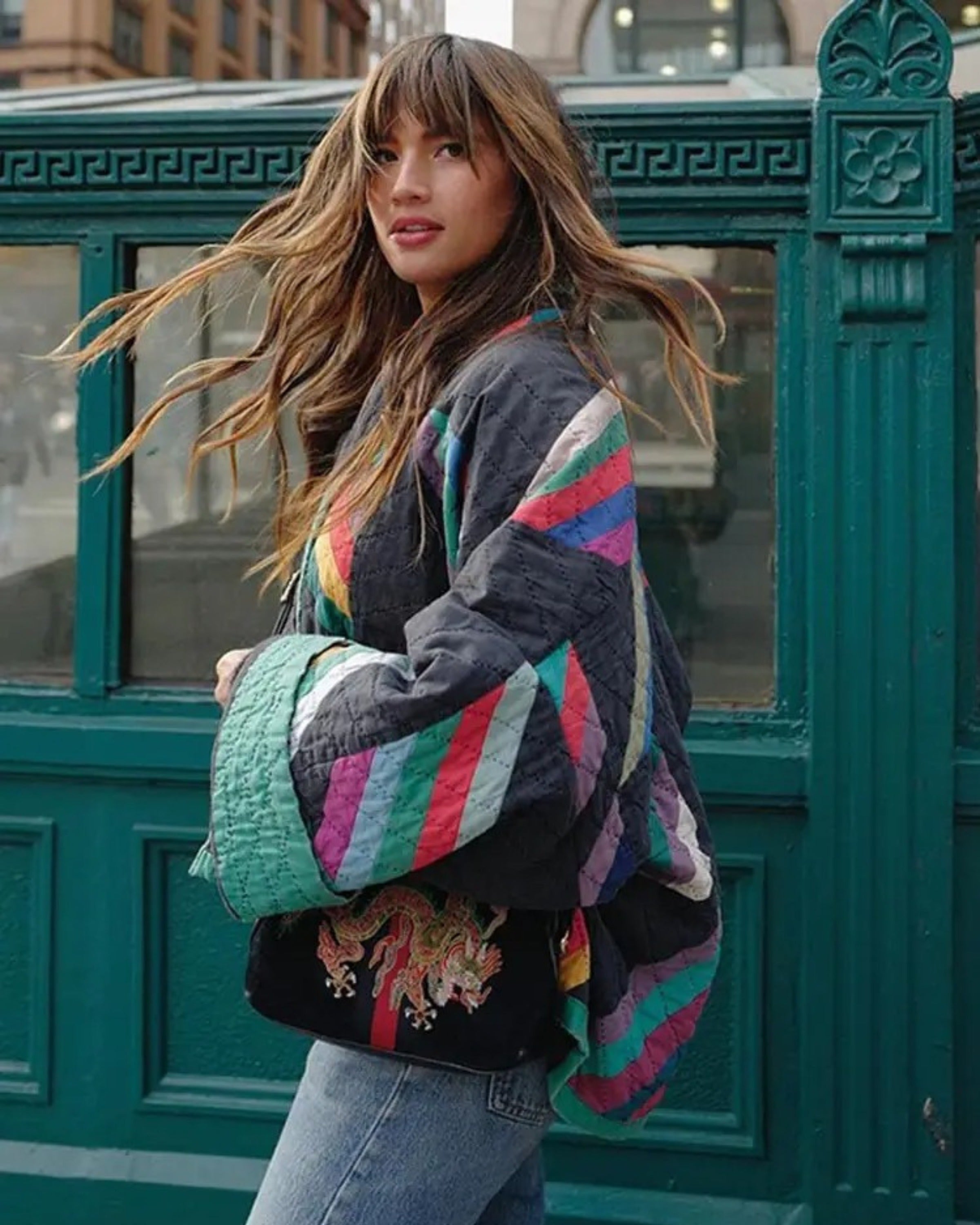 Veste élégante résistante Danoir Paris Kaia, finition soignée, coupe sophistiquée, portée en extérieur, tissu durable.