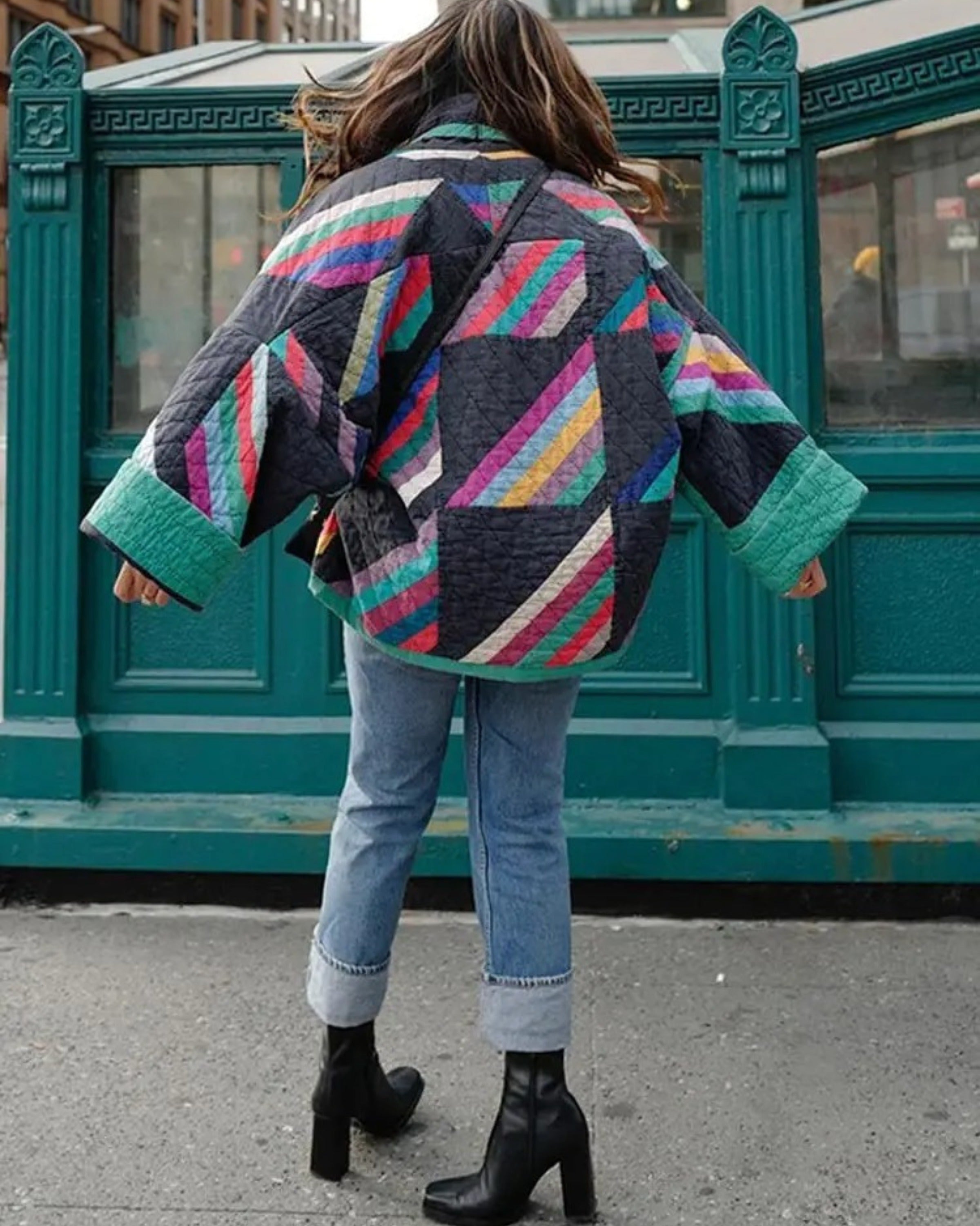 Veste élégante résistante Danoir Paris Kaia, en tissu noir avec coupe sophistiquée et détails modernes.