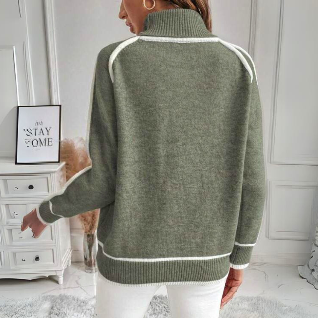 Pull roulé élégant Kaylee de Danoir Paris, en maille douce et confortable, porté en style chic et moderne.