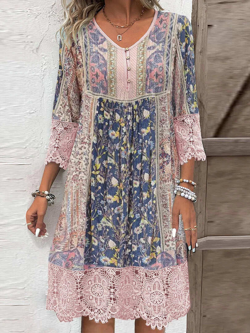 Robe bohème élégante Kirsten de Danoir Paris, tissu fluide avec détails raffinés, portée décontractée et sophistiquée.