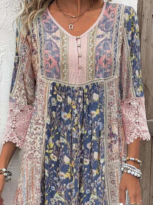 Robe bohème élégante Kirsten de Danoir Paris, tissu fluide et détails sophistiqués, portée avec style.