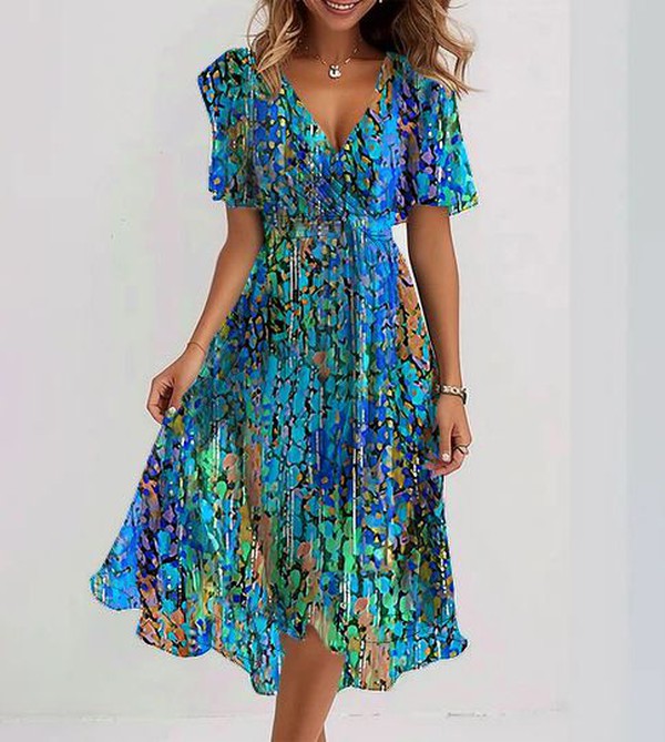 Robe midi élégante en laine Danoir Paris, vêtement sophistiqué portée avec détails visibles.