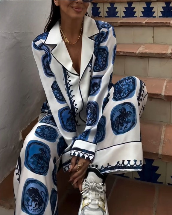 Ensemble chic décontracté Lizette de Danoir Paris, comprenant un haut et un pantalon en tissu fluide, couleurs neutres.