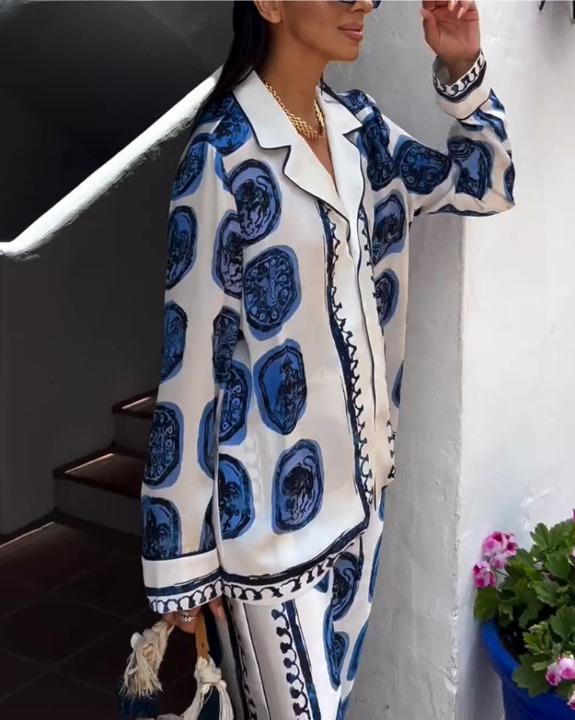 Ensemble chic décontracté Lizette de Danoir Paris, comprenant un haut et un pantalon élégants, porté par un mannequin.