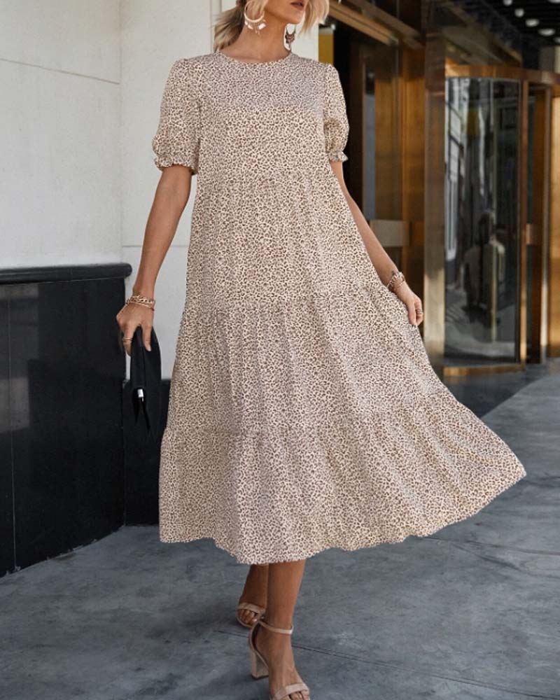 Robe de soirée élégante Marie de Danoir Paris, en tissu fluide avec décolletée et détails sophistiqués, portée en soirée.