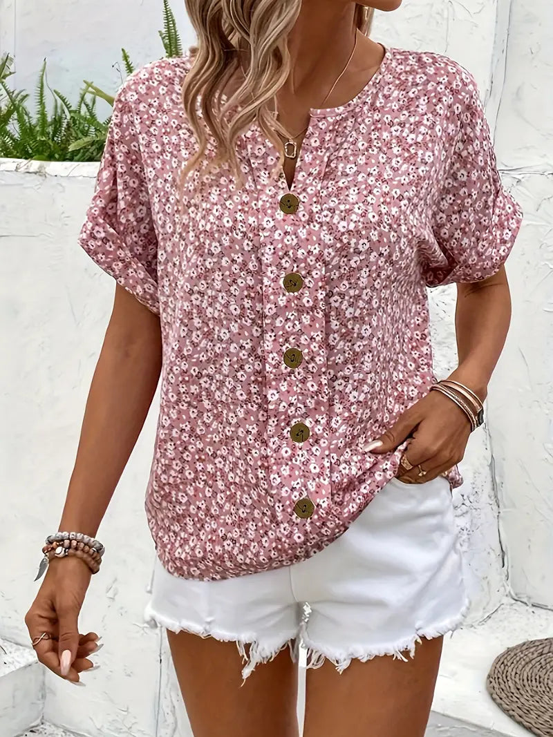 Blouse légère printanière Danoir Paris Mery avec motif floral, manches longues et tissu fluide, portée décontractée.