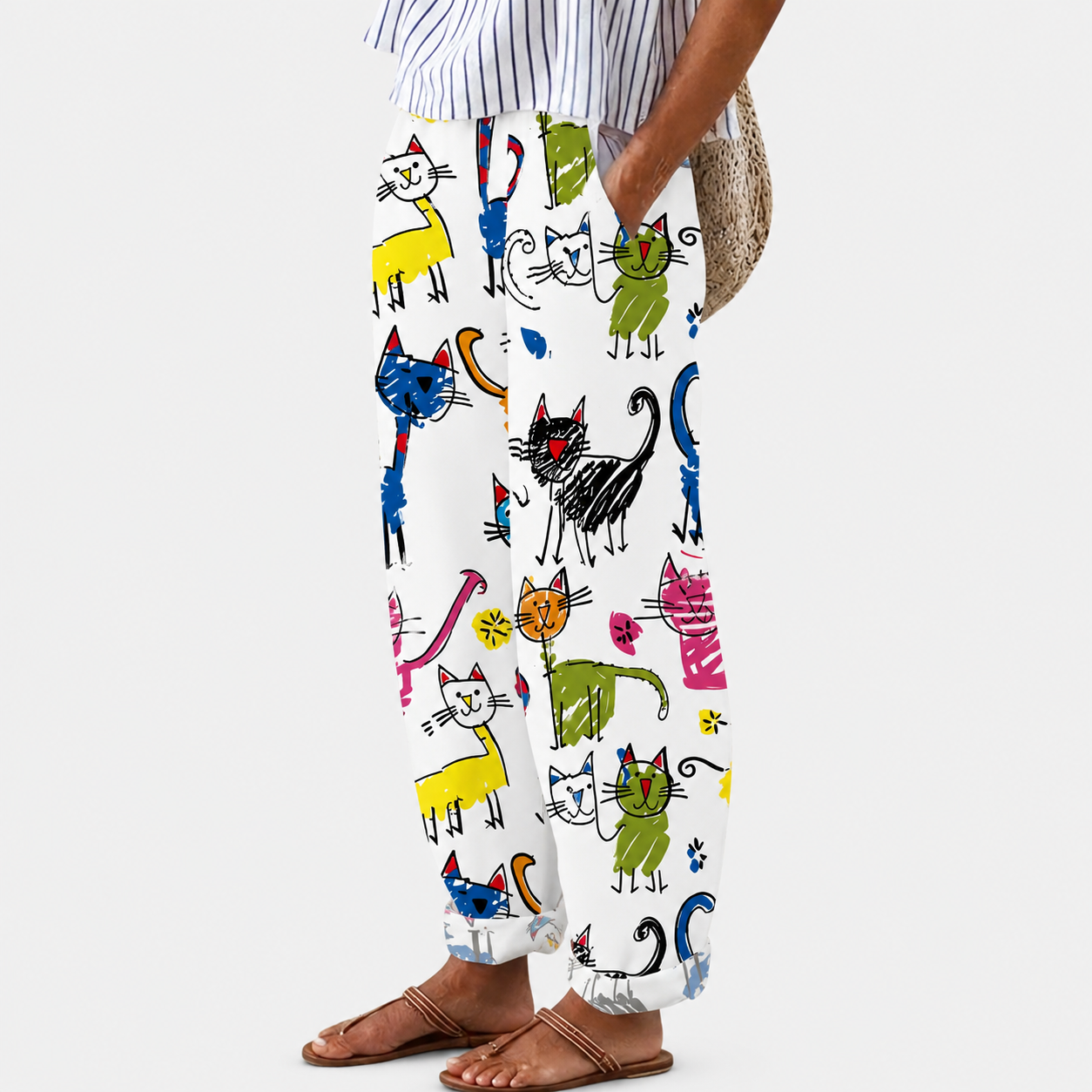Pantalons confort Happy Cats de Danoir Paris, en tissu doux, portée décontractée, détails de couture visibles.