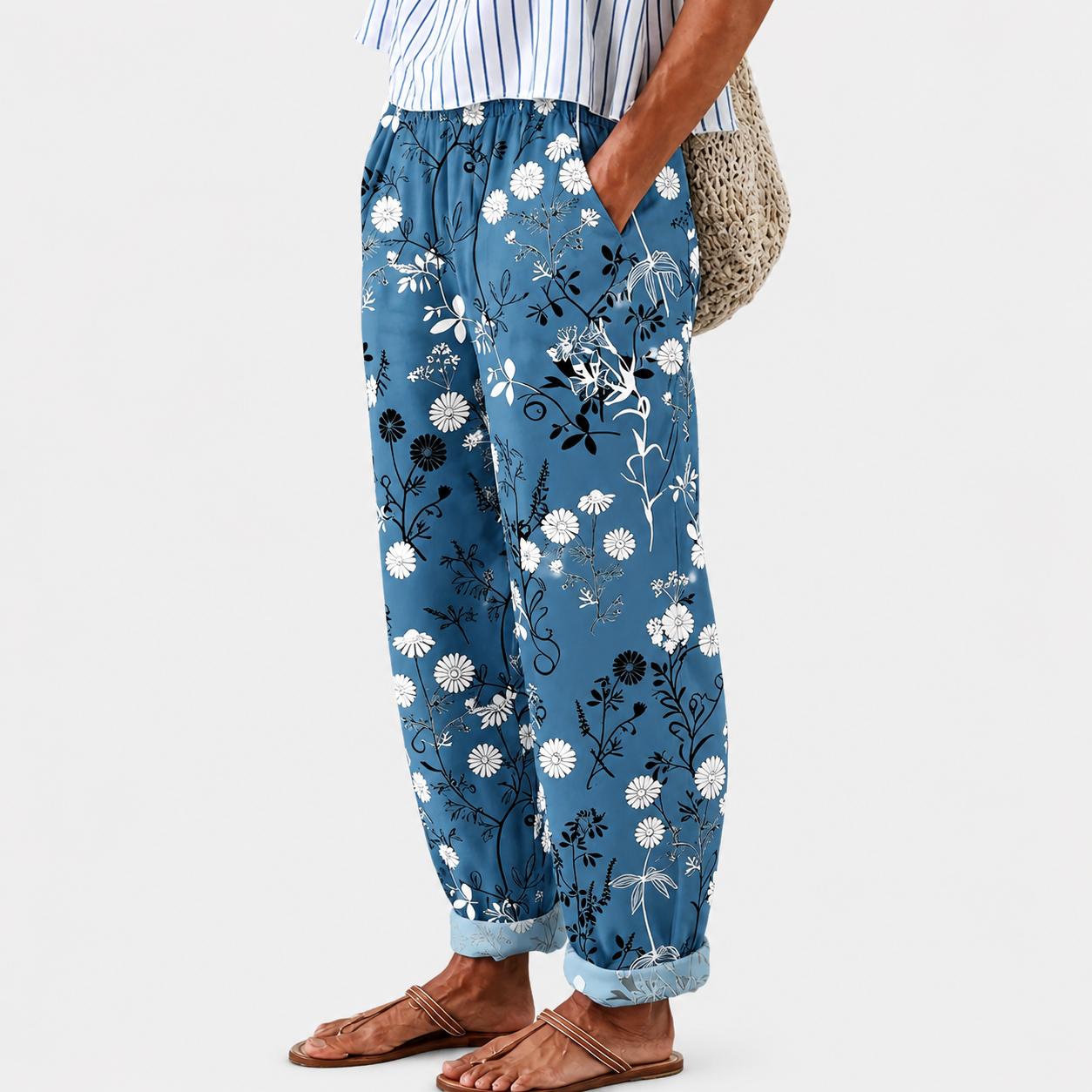 Pantalons relax Danoir Paris à fleurs bleues, tissu léger et confortable, porté sur un mannequin avec un fond neutre.