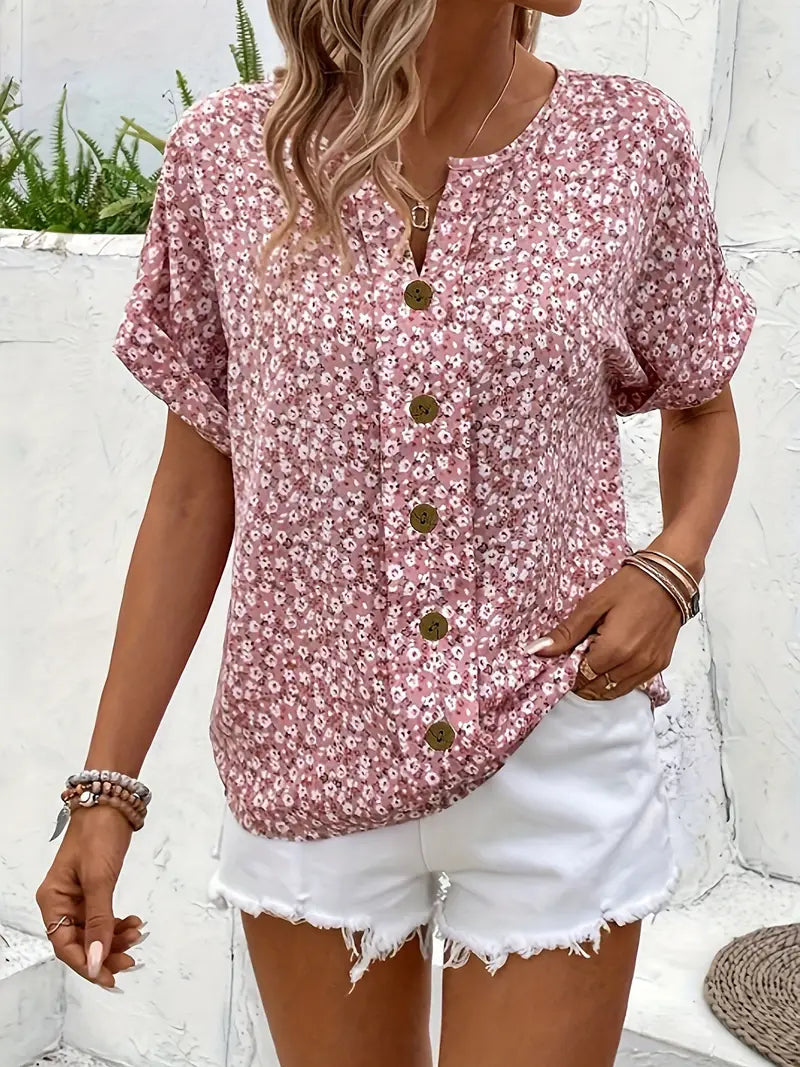Haut floral estival Jelena de Danoir Paris, élégant, en tissu léger avec motifs floraux, porté sur mannequin.