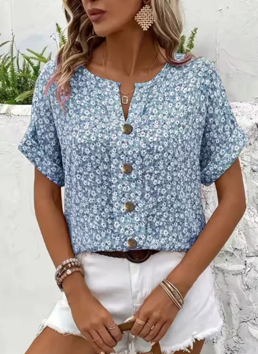 Haut floral estival Jelena de Danoir Paris, élégant, en tissu léger avec motifs floraux, porté sur un mannequin blanc.