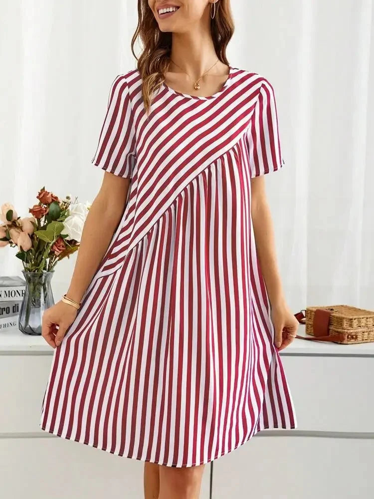 Robe d'été rayée Clara de Danoir Paris, en tissu léger rouge et blanc, portée sur mannequin.