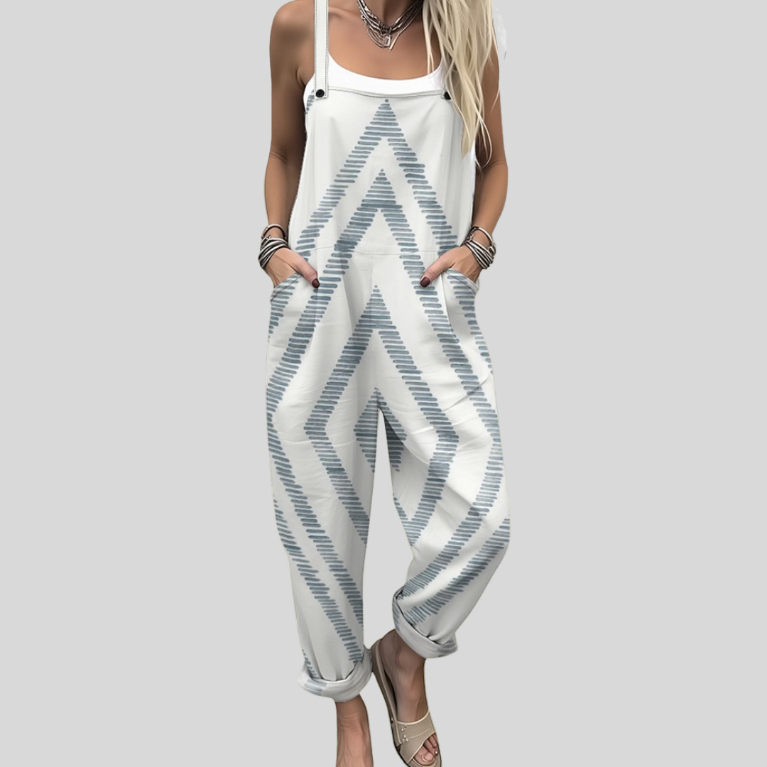 Salopette légère et joyeuse de Danoir Paris, vêtement confortable en tissu léger, portée avec un look décontracté.