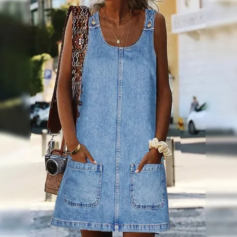 Robe d'été en denim Sofia de Danoir Paris, style pratique avec coupe décontractée et détails modernes.