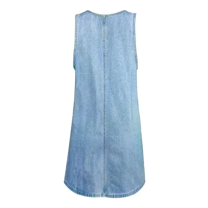 Robe d'été en denim Sofia de Danoir Paris, élégante et pratique, portée avec des détails visibles en tissu bleu clair.