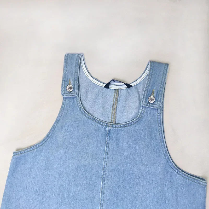 Robe d'été en denim Sofia de Danoir Paris, vêtement pratique avec coupe élégante et détails modernes.