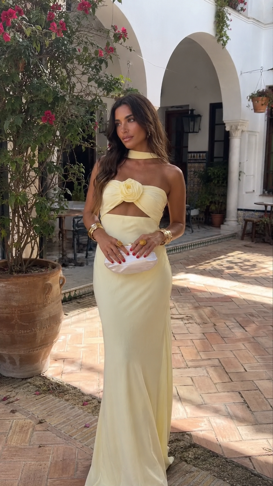 Robe pastel jaune avec motif floral de Danoir Paris, tissu léger et élégant, portée sur un mannequin.