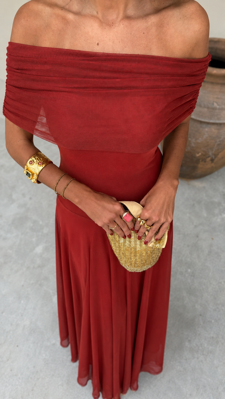 Robe Toledo en terracotta de Danoir Paris, vêtement longue en tissu fluide et élégant, portée sur un mannequin.