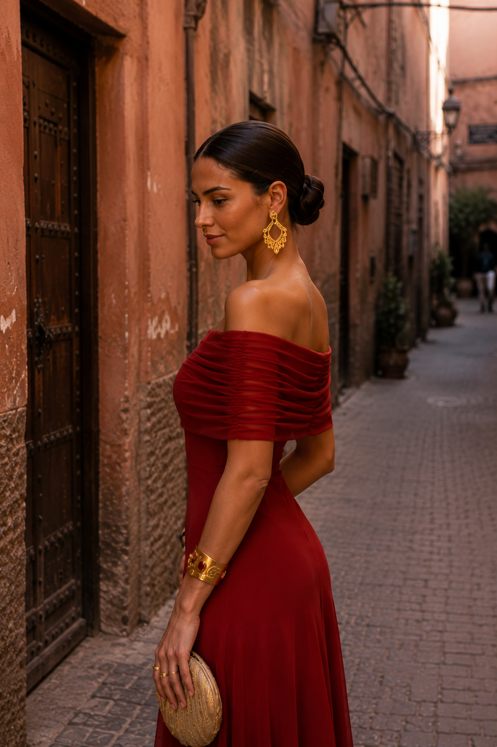 Robe Toledo en terracotta de Danoir Paris, vêtement élégant avec détails en tissu, portée sur mannequin.