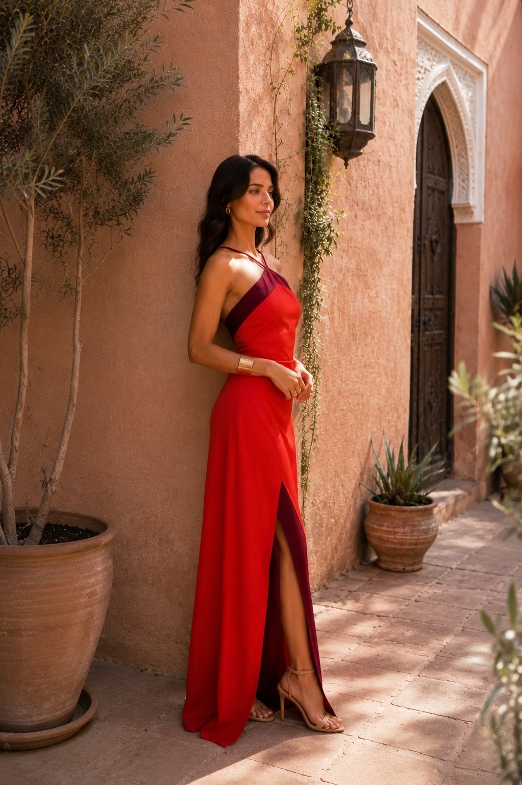 Robe Oasis rouge de Danoir Paris, vêtement élégant avec coupe fluide et détails modernes, portée en image.