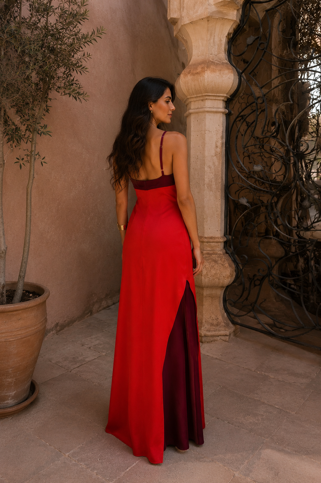Robe Oasis rouge de Danoir Paris, vêtement élégant avec coupe fluide et détails modernes, portée dans une image.