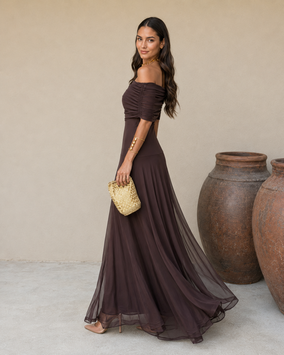 Robe Toledo marron Danoir Paris en tissu léger, coupe élégante et détails modernes, portée ou suspendue sur un fond neutre.