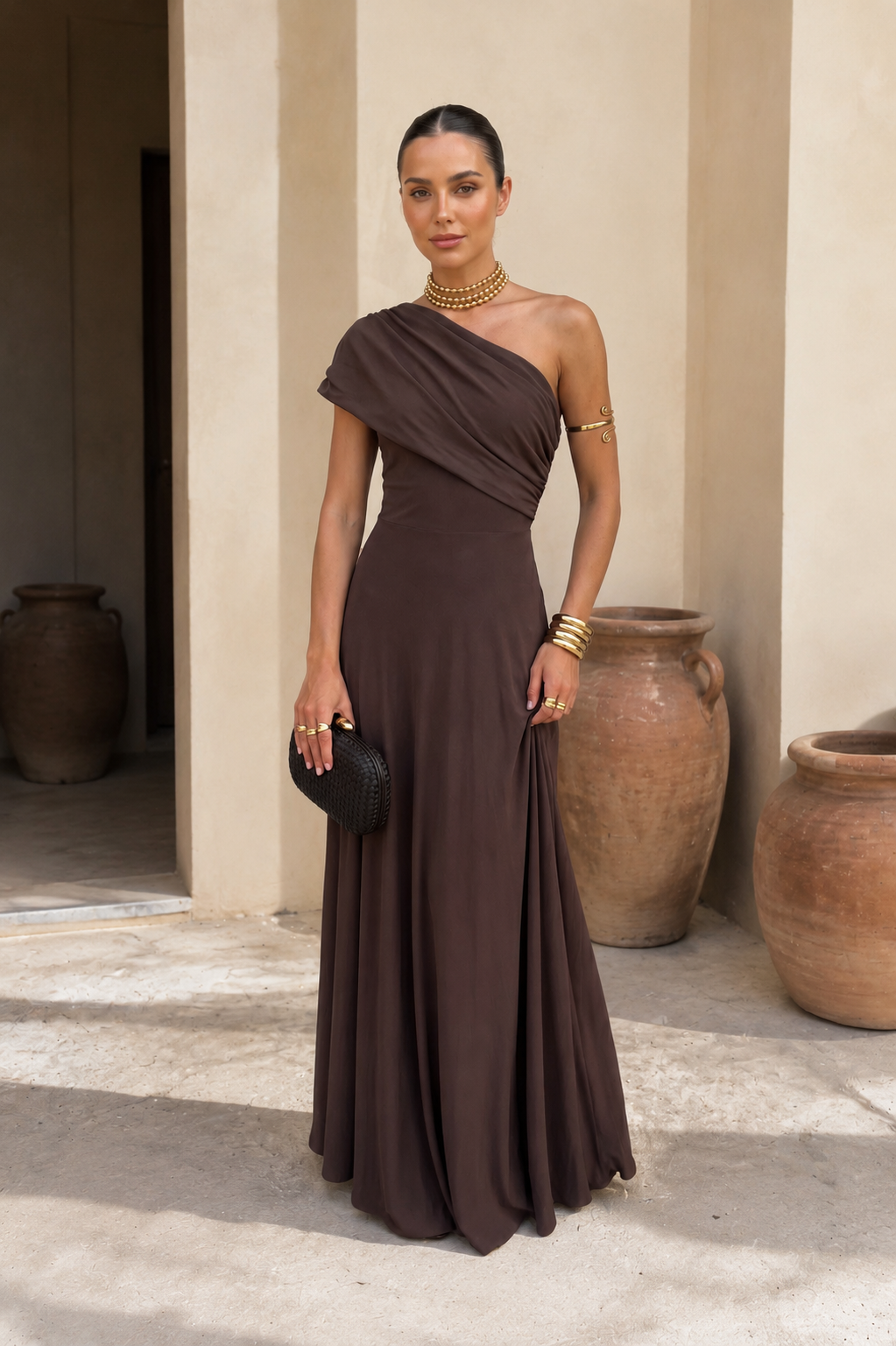 Robe Toledo marron Danoir Paris en tissu léger, avec détails élégants et coupe fluide, portée sur mannequin.