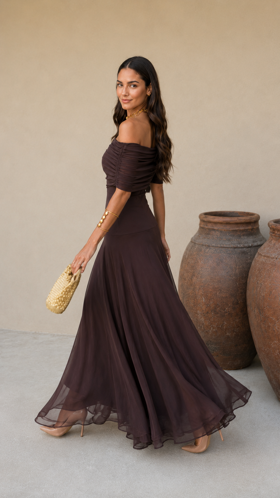 Robe Toledo marron Danoir Paris, en tissu élégant, portée avec manches longues et coupe fluide, vue de face.