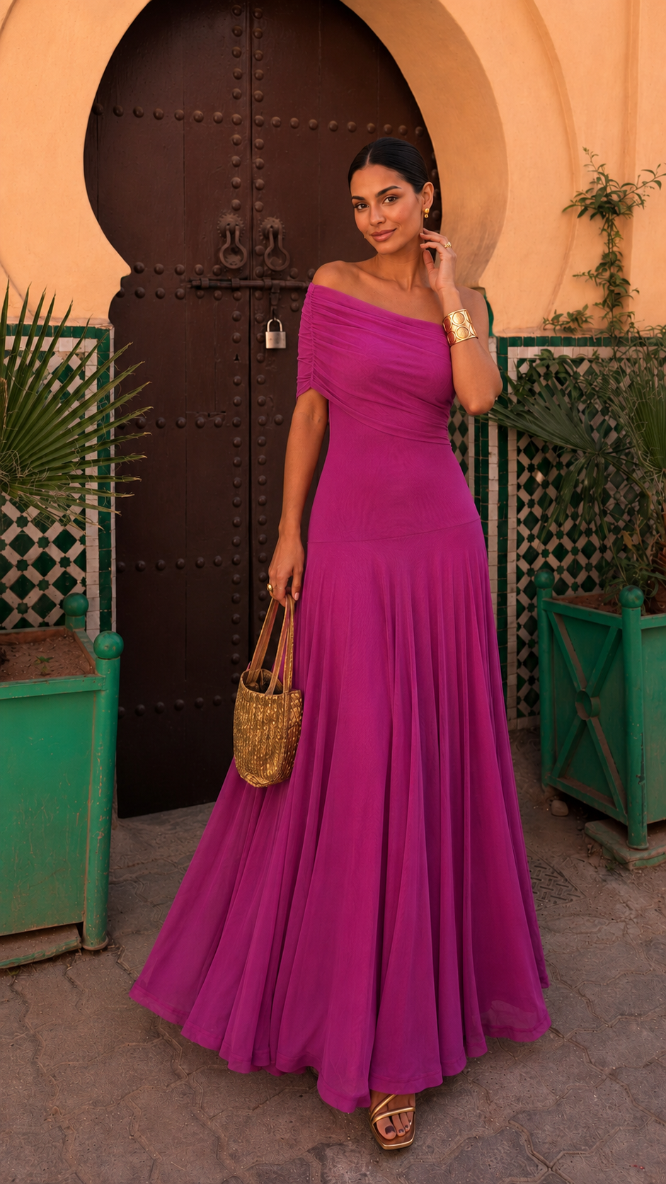 Robe Toledo en fuchsia de Danoir Paris, vêtement élégant avec détail de coupe fluide, portée pour une occasion spéciale.