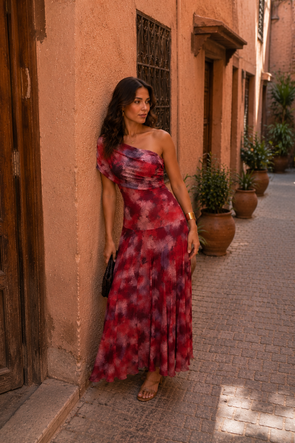 Robe Toledo rouge Danoir Paris, édition limitée, vue de devant avec détail du tissu élégant et coupe sophistiquée.