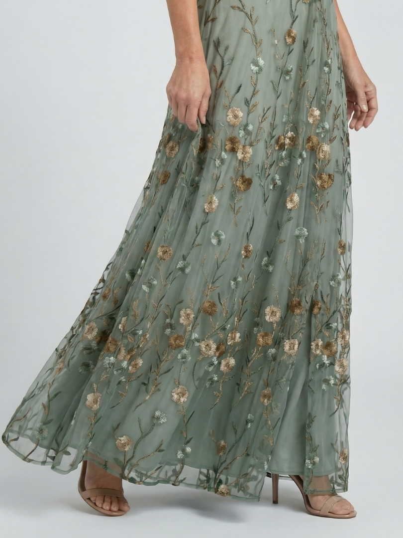 Robe longue maxi Halter Bloom Flow de Danoir Paris en vert sauge avec finition fluide et motif floral, vue de face.