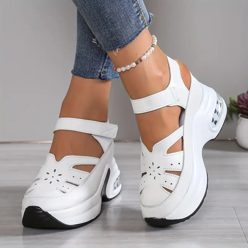 Sandales orthopédiques Laura™ de Danoir Paris, sandales blanches en cuir pour femme, vue de côté.