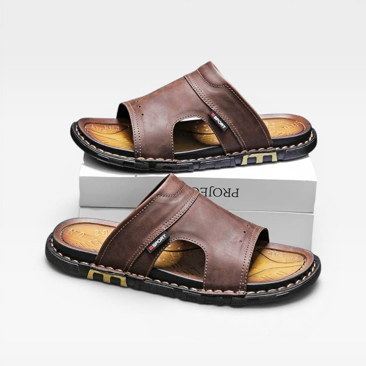 Sandales slides en cuir marron pour hommes Danoir Paris, style estival classique, avec bout ouvert et enfilage facile.