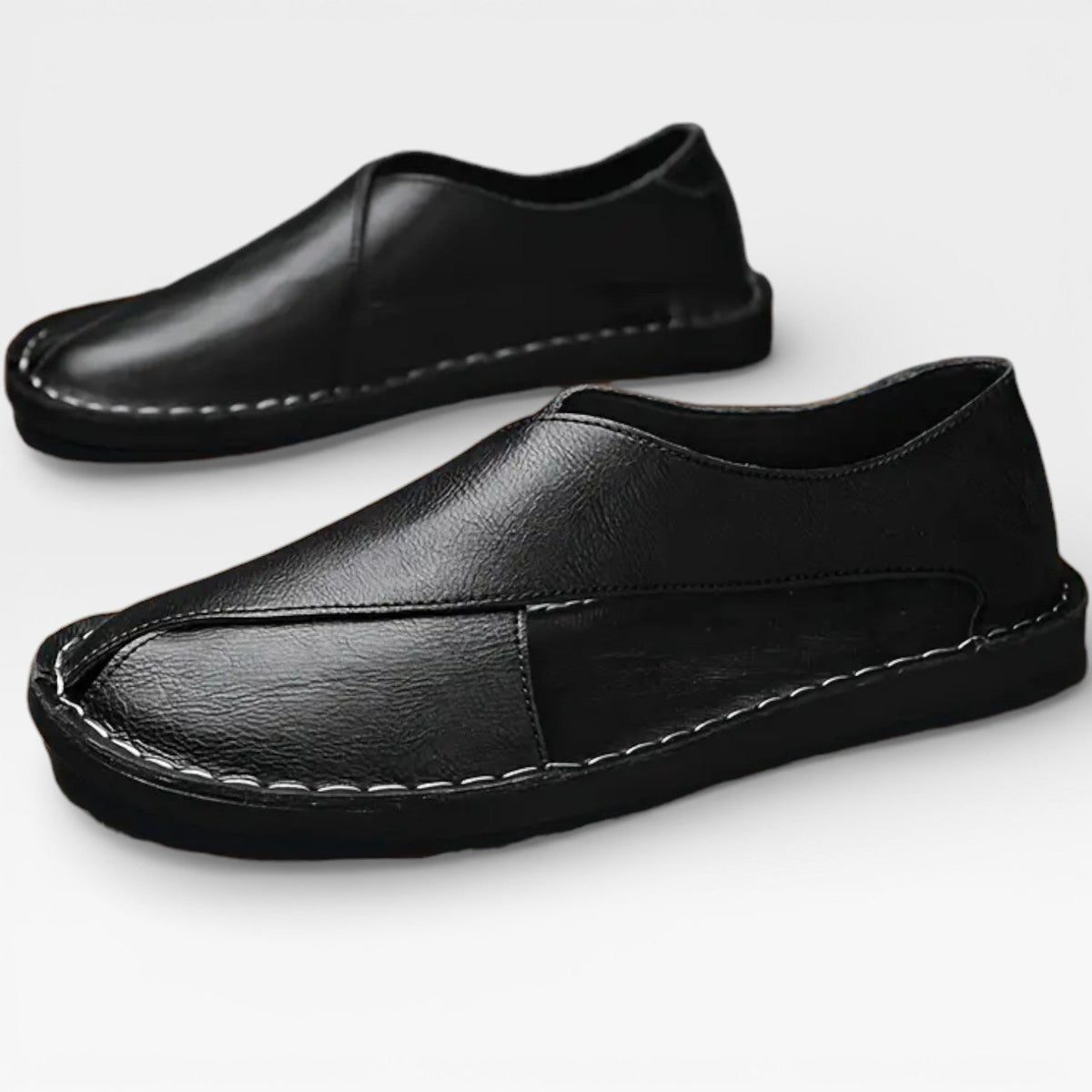 Sandales classiques en cuir marron pour hommes de Danoir Paris, idéales pour une tenue décontractée élégante.