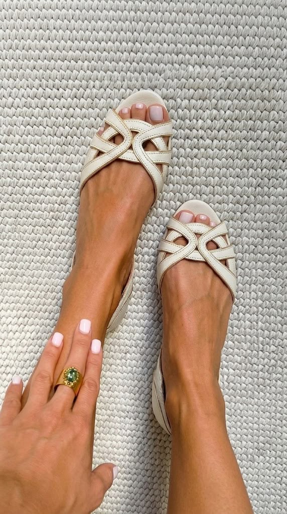 Sandales tressées crème Danoir Paris Camilla, chaussures élégantes en cuir avec bride à talon moyen pour femme.