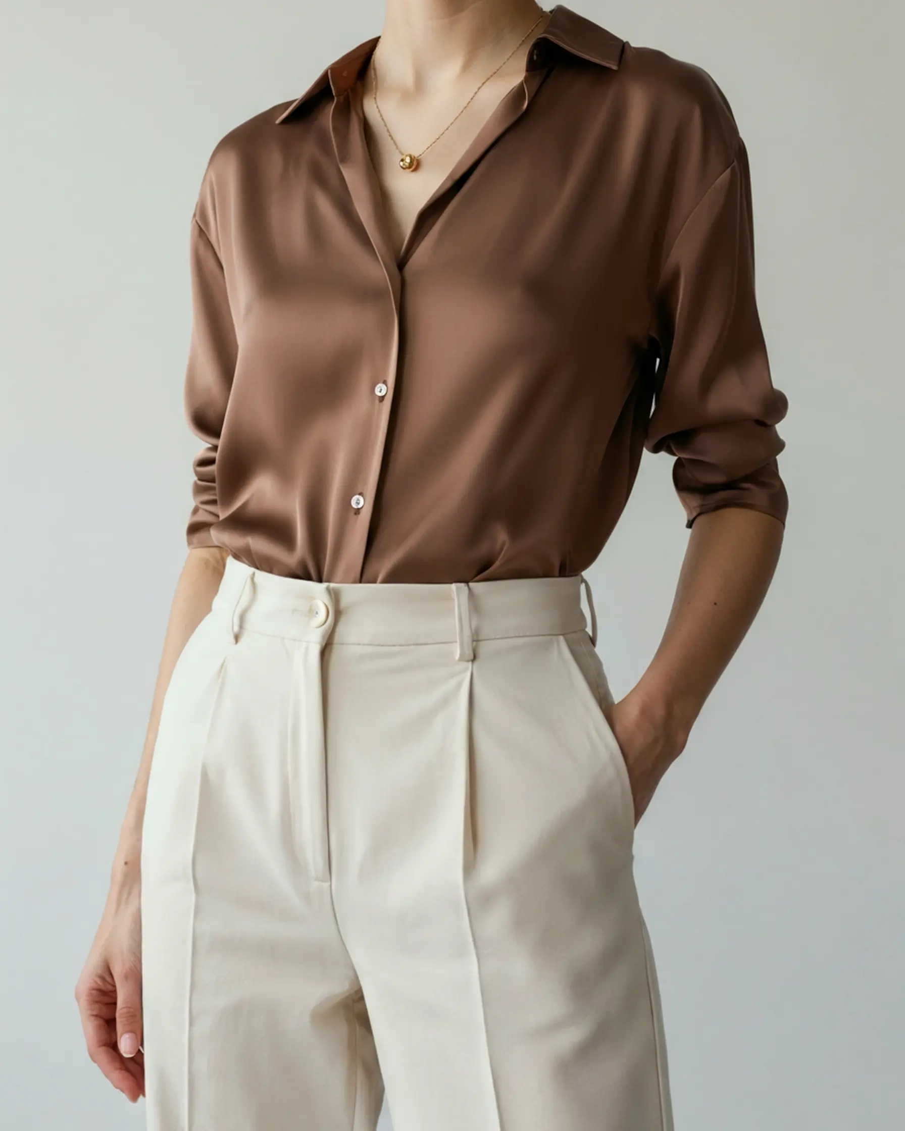 Chemise chic classique Danoir Paris couleur sable, coupe ajustée, vue de face sur mannequin en taille XS.