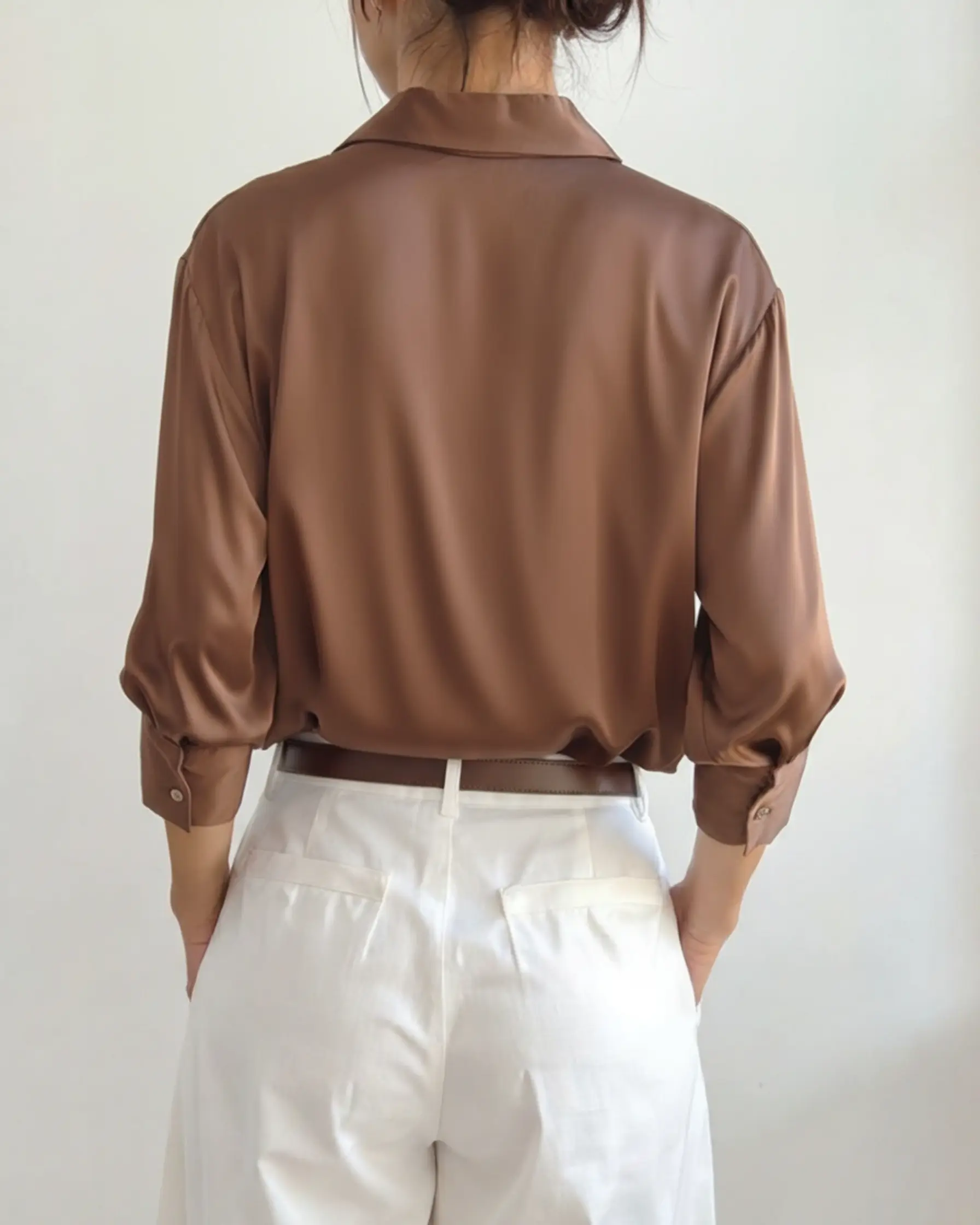 Chemise classique chic Danoir Paris en sable marron, coupe ajustée, tissu léger, vue de face.