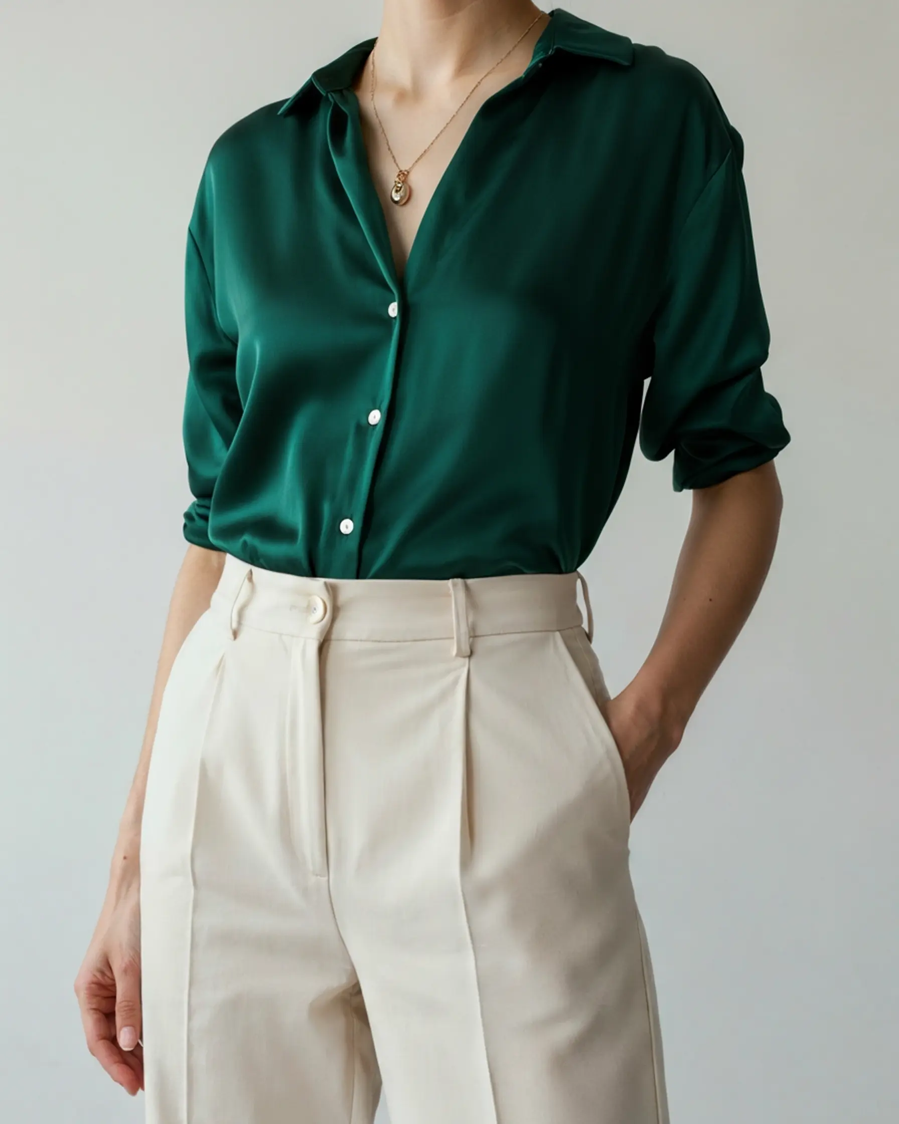 Chemise classique chic Danoir Paris en coton beige sandy, boutonnière élégante et coupe ajustée pour femme.