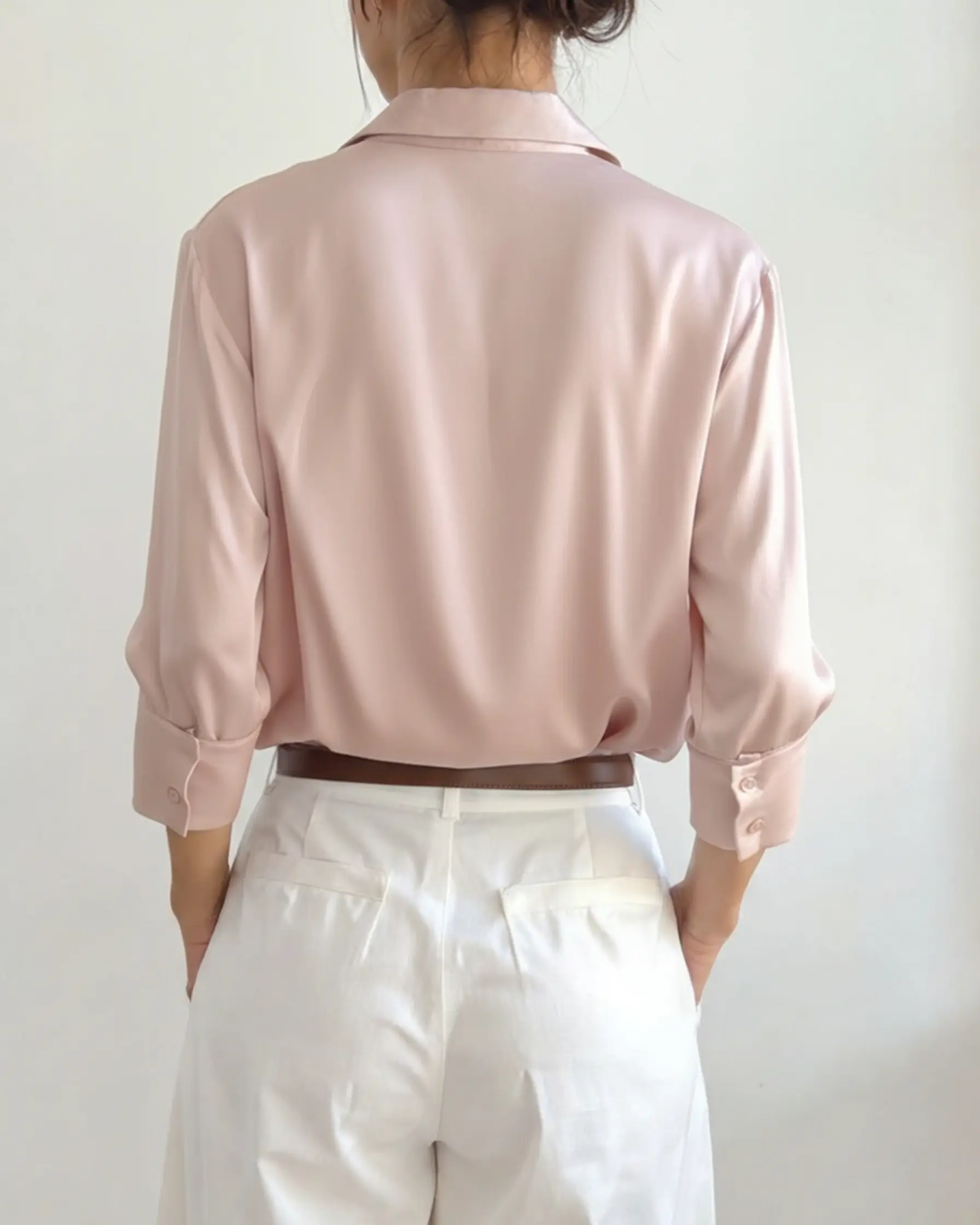 Chemise classique chic Danoir Paris en brun sable pour femme, vue de face avec col et boutons visibles.