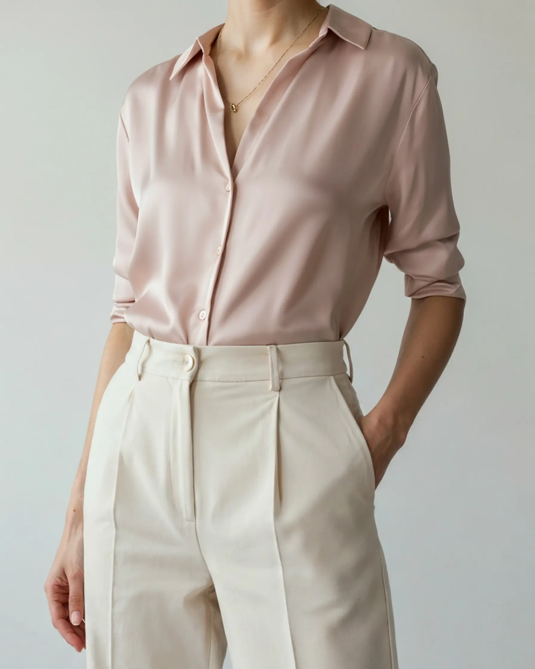 Chemise chic classique Danoir Paris en sable marron, coupe ajustée, vue de face, tissu léger et élégant.