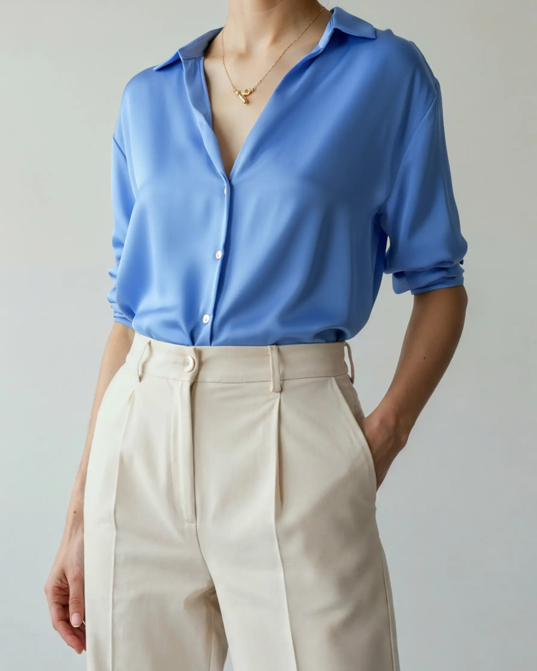 Chemise classique chic Danoir Paris en marron sable, coupe élégante, vue de face sur un mannequin.