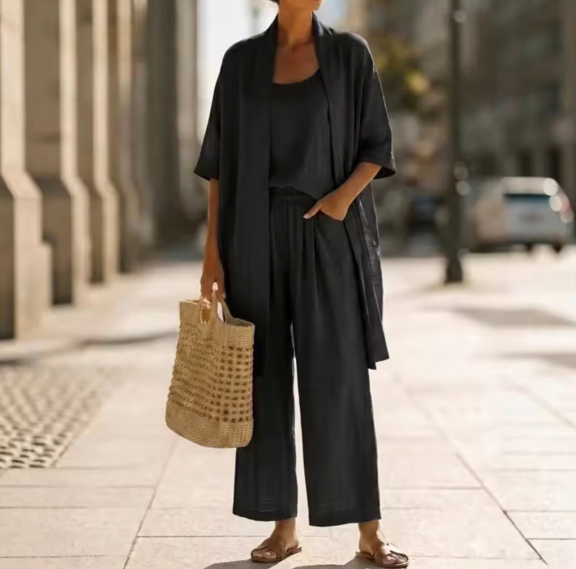 Ensemble trois pièces Danoir Paris Abigail bleu élégant, comprenant un haut, une jupe et un pantalon en tissu fin.